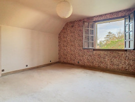 
                                                                                        Vente
                                                                                         GRANDE MAISON FAMILIALE AVEC SOUS-SOL ET VIE DE PLAIN-PIED