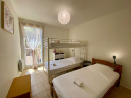 Vente
                                                                                Grande terrasse, jardin et parking privé