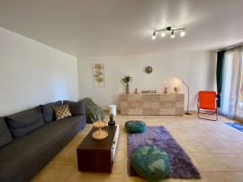 Vente
                                                                                Grande terrasse, jardin et parking privé