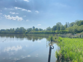 
                                                                                        Vente
                                                                                         HUTTE DANS LE MARAIS DE GUINES (PAS DE CALAIS)
