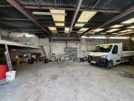 
                                                                                        Location
                                                                                         IDEAL ENTREPRENEUR - Grande maison avec entrepôt de 150m2