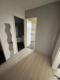 
                                                                                        Location
                                                                                         Idéalement situé à proximité immédiate du tramway.