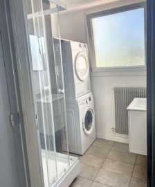 
                                                                                        Location
                                                                                         Idéalement situé, face à l'université.