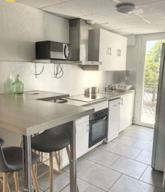 
                                                                                        Location
                                                                                         Idéalement situé, face à l'université.