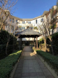 
                                                                                        Location
                                                                                         Immeuble de standing - Studio lumineux et repeint