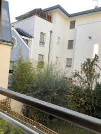 
                                                                                        Location
                                                                                         Immeuble de standing - Studio lumineux et repeint