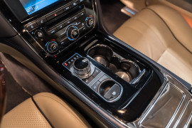 
                                                                                        Voiture
                                                                                         Jaguar XJ Sural Supersport Empattement Long