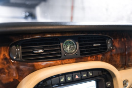 
                                                                                        Voiture
                                                                                         Jaguar XJR V8 4.2 400