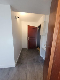 
                                                                                        Location
                                                                                         Joli studio refait a neuf en centre ville.