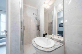 
                                                                                        Location
                                                                                         Jolie studette