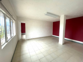 Vente
La Gaude, local commercial 800m2 - 4 Box, 8 Bureaux, 6 Sanitaires, 5 mètres de plafond