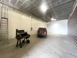 Vente
La Gaude, local commercial 800m2 - 4 Box, 8 Bureaux, 6 Sanitaires, 5 mètres de plafond