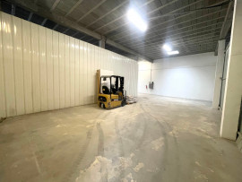 Vente
La Gaude, local commercial 800m2 - 4 Box, 8 Bureaux, 6 Sanitaires, 5 mètres de plafond