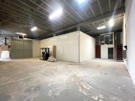 Vente
La Gaude, local commercial 800m2 - 4 Box, 8 Bureaux, 6 Sanitaires, 5 mètres de plafond