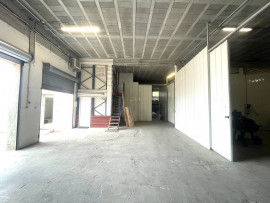 Vente
La Gaude, local commercial 800m2 - 4 Box, 8 Bureaux, 6 Sanitaires, 5 mètres de plafond
