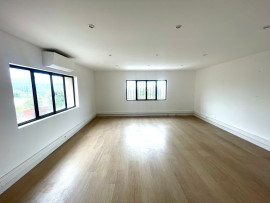 Vente
La Gaude, local commercial 800m2 - 4 Box, 8 Bureaux, 6 Sanitaires, 5 mètres de plafond