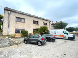 Vente
La Gaude, local commercial 800m2 - 4 Box, 8 Bureaux, 6 Sanitaires, 5 mètres de plafond