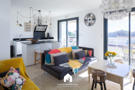 
                                                                                        Location
                                                                                         La mer calme