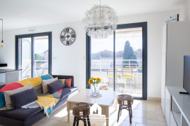 
                                                                                        Location
                                                                                         La mer calme