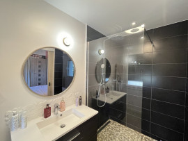 Vente
La Motte - Villa 210m2 env. 6 pièce(s) sur terrain plat d'un hectare env. 6 Box à chevaux Piscine Belle vue