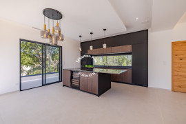 
                                                                                        Vente
                                                                                         LES ISSAMBRES (VAR) - VILLA NEUVE AVEC VUE MER