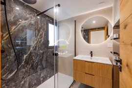 
                                                                                        Vente
                                                                                         LES ISSAMBRES (VAR) - VILLA NEUVE AVEC VUE MER