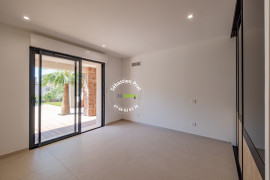 
                                                                                        Vente
                                                                                         LES ISSAMBRES (VAR) - VILLA NEUVE AVEC VUE MER