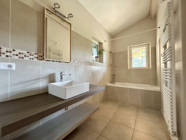 
                                                                                        Location
                                                                                         LES PINCHINATS : Bastide récente au calme