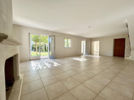 
                                                                                        Location
                                                                                         LES PINCHINATS : Bastide récente au calme