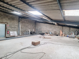 
                                                                                        Vente
                                                                                         Local commercial et hangar Loué