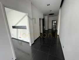 
                                                                                        Location
                                                                                         Local commercial moderne en plein centre-ville