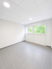 
                                                                                        Vente
                                                                                         LOCAL PROFESSIONNEL LIBRE DE TOUTE OCCUPATION