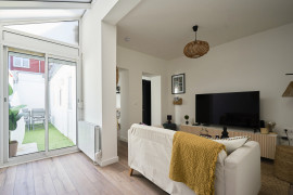 
                                                                                        Location
                                                                                         Location 79.83m²