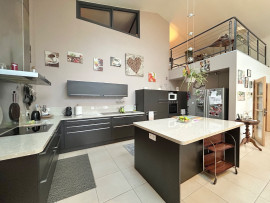 
                                                                                        Vente
                                                                                         Loft d’architecte avec jardin et garage