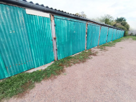Vente
                                                                                Lot maison à rénover et 43 garages
