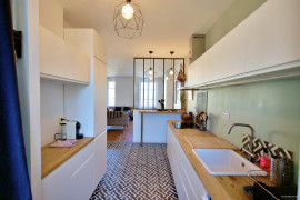 
                                                                                        Vente
                                                                                         LYON 8 - appartement de caractère sur la Place Ambroise Courtois