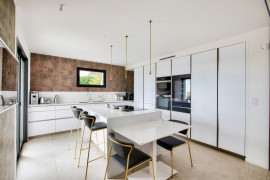 
                                                                                        Vente
                                                                                         Magnifique appartement rénové avec jardin et vue mer panoramique