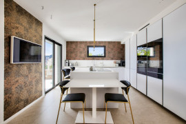 
                                                                                        Vente
                                                                                         Magnifique appartement rénové jardin et vue mer