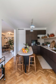 
                                                                                        Vente
                                                                                         Magnifique appartement rénové par un architecte dans une résidence avec parc sécurisé
