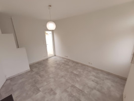 
                                                                                        Location
                                                                                         Maison 1 chambre et cour, quartier Saint-Pierre