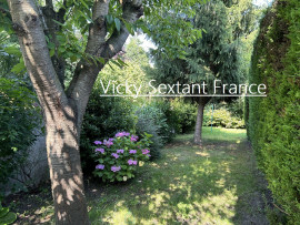 Vente
Maison 105 m2 avec beau jardin.