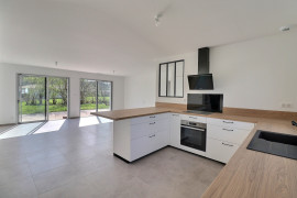
                                                                                        Vente
                                                                                         Maison 5 pièces