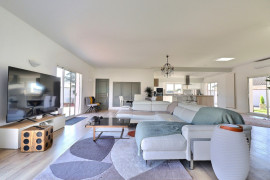 
                                                                                        Vente
                                                                                         Maison 6 pièces
