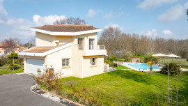 
                                                                                        Vente
                                                                                         Maison 6 pièces avec piscine et 1500 m² de terrain