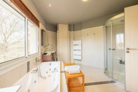 
                                                                                        Vente
                                                                                         Maison 6 pièces avec piscine et 1500 m² de terrain