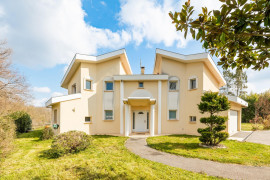 
                                                                                        Vente
                                                                                         Maison 6 pièces avec piscine et 1500 m² de terrain
