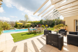 
                                                                                        Vente
                                                                                         Maison 6 pièces avec piscine et 1500 m² de terrain