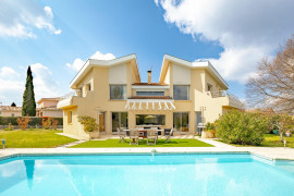 
                                                                                        Vente
                                                                                         Maison 6 pièces avec piscine et 1500 m² de terrain
