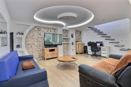 
                                                                                        Vente
                                                                                         Maison 7 pièces