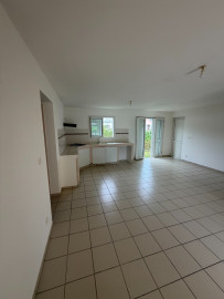 
                                                                                        Location
                                                                                         Maison 75m² Salazie – 810€/mois